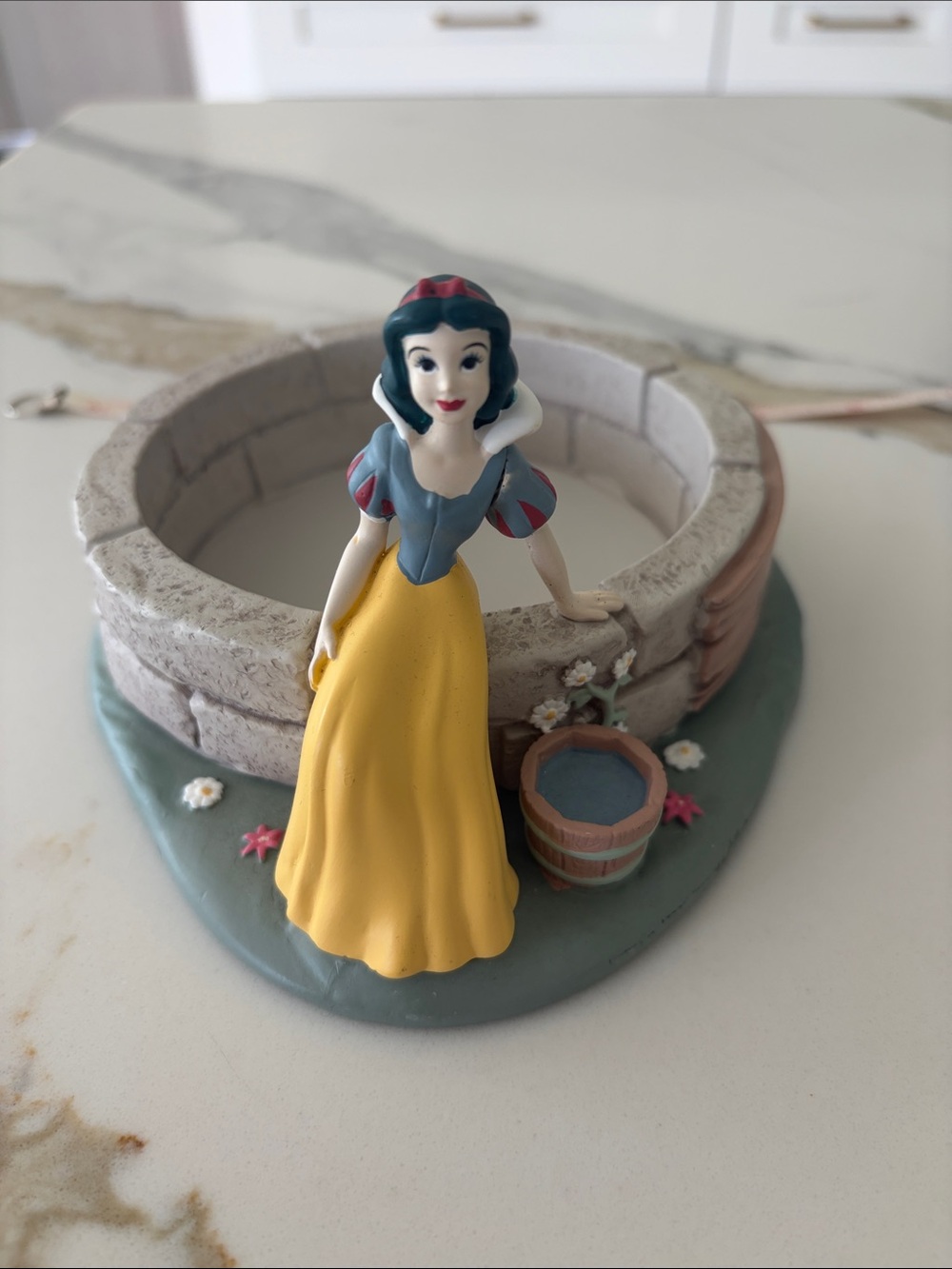 Disney Snow White Figurine in Yellow, Blue, Red / Plant 🪴 Holder